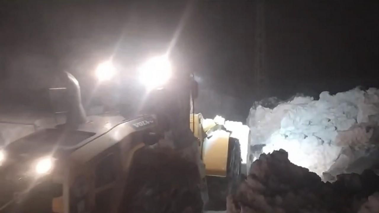 Yüksekova’da kepçe boyunu aşan karda yol açma çalışması