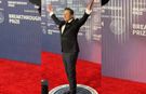 Elon Musk'ın Breakthrough Ödülleri Kırmızı Halı Pozları Olay Yarattı