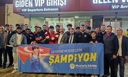 Dünya ikincisi güreşçi Alperen Berber, Samsun'da çiçeklerle karşılandı