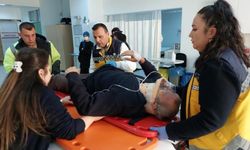 Kamyondan kafasına demir su borusu düşen bisiklet sürücüsü hastanelik oldu