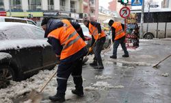 Kars’ta yol ve kaldırımların karı temizleniyor