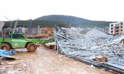 Kuvvetli fırtına şantiye alanındaki çatıları uçurdu: 2 kişi yaralandı, 2 araç zarar gördü