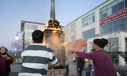Yarım ton çamur kullanıp, tarihi saat külesinin heykelini yaptılar