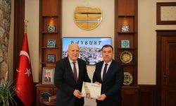 Başkan Pekmezci Bayburt Belediyesinin yeni yayınlandığı kitabı Vali Eldivan’a hediye etti