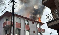 Gaziosmanpaşa’da alevli çatı yangını mahalleliyi sokağa döktü: Çatı yanarken balkonda sigara içti