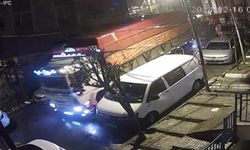 İstanbul’da kamyon 10 araca çarpıp direği devrildi: O anlar kamerada