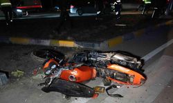 Kavşakta otomobille çarpışan motosikletin sürücüsü hayatını kaybetti