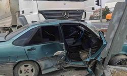 Kütahya’da kamyon ile otomobil çarpıştı: 2 yaralı
