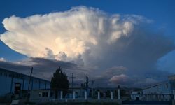 İzmir'de Nif Dağı Üzerinde Oluşan Kümülonimbus Bulutları Görsel Bir Şölen Yarattı