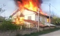 Alevlere teslim olan müstakil ev tamamen yandı