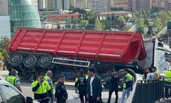 Ataşehir’de tır yan yattı, cadde trafiğe kapatıldı