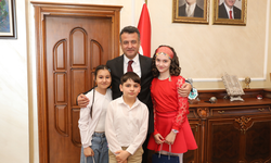 Başkan Doğan, koltuğunu çocuklara bıraktı.