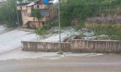 5 dakika dolu yağdı, Şırnak-Cizre yolu trafiğe kapandı