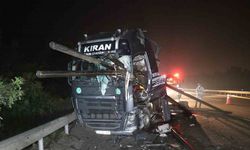 Anadolu Otoyolu’nda feci kaza: Demir borular tırın ön camından çıktı