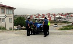 Aracı arızalanan yaşlı sürücünün yardımına polisler yetişti