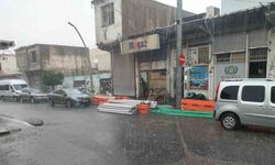Cizre’de dolu ve sağanak yağış sokakları göle çevirdi
