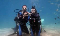Fethiye’de deniz altında afişli evlilik teklifi
