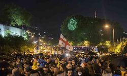 Gürcistan’da yaklaşık 50 bin kişi “Yabancı Etkinin Şeffaflığı” yasa tasarısına karşı yürüdü