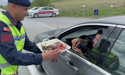 Jandarma sürücüleri lokum ve çikolata ile durdurdu