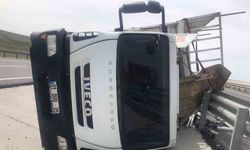 Konya’da plastik boru yüklü kamyon devrildi: 1 yaralı