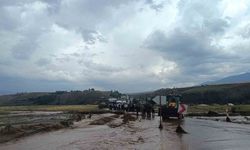 Sağanak yağış Kumçatı-Cizre kara yolunu ulaşıma kapattı