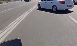 Zeytinburnu’nda motosikletli, parktan çıkan otomobile çarptı: Kaza anı kask kamerasında