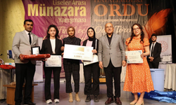 FİKRİNİ EN İYİ SAVUNAN BAYRAĞI GÖĞÜSLEDİ