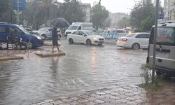 Samsun'da Sağanak Yağış Zor Anlar Yaşattı: İki Okulu Su Bastı, Trafikte Aksama