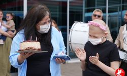 Samsun’da Kanseri Yenen 12 Yaşındaki Benay, Hastaneden Alkışlarla Uğurlandı