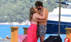 Hayal Köseoğlu’ndan Aşk Dolu Tatil! Plajda Romantik Anlar Kamerada