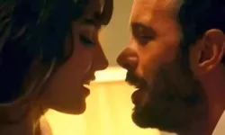 Hande Erçel ve Barış Arduç'un Aşkı Hatırla Dizisindeki Sahnesi Sosyal Medyayı Karıştırdı!