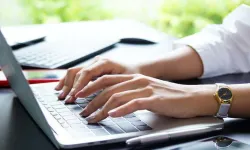 Felçli Bireyler İçin Devrim Niteliğinde Teknoloji: MouthPad İle Bilgisayar Kullanmak Artık Mümkün!