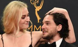 Sophie Turner ve Kit Harington Yeni Projelerinde Öpüştü! "İkimiz de öğürmeye başladık"