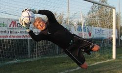 82 Yaşındaki Efsane Kaleci Futbol Tarihine Geçti! İşte O Maçın Şaşırtıcı Sonucu