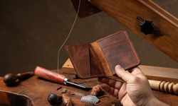 Deri Cüzdan & Kartlık Seçme Rehberi: Uzun Ömür, Şıklık ve Gerçek Zanaat