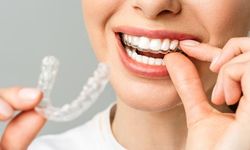Invisalign Şeffaf Plak Kullanmanın Avantajları