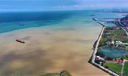 Samsun’da Yağış Sonrası Karadeniz’in Rengi Değişti: Deniz Kahverengiye Büründü