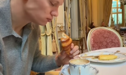 Kruvasan'ı Kahveye Bandırıp Yedi! Meğerse Çaya Bandırıp Yiyen Bir Tek Biz Değilmişiz!