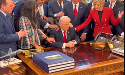 Donald Trump'ın Papazı Dua Ettirdi! O Anlar Böyle Kaydedildi