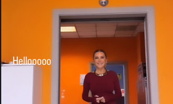 Ece Erken Şık Kıyafetiyle Sevenlerine Mesaj Verdi