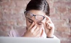 Uzun Süre Telefona Bakmak Göz Sağlığını Nasıl Etkiler?