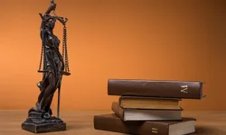 Bayraklı Adliyesi Çevresinde Hukuki Ekosistem Büyüyor: Ceza Avukatlığına Talep Artıyor