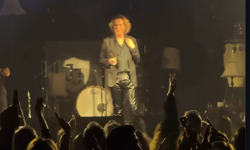 Soner Arıca Sahnelere Döndü! Vefasız Şarkısıyla Milleti Coşturdu