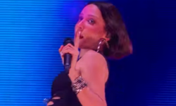 Zeynep Bastık Konserinde Siyah Elbisesiyle Büyüledi