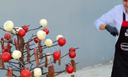 CZN Burak Yaptı Yapacağını! Ağacın Dallarında Et Pişirdi!