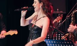 Defne Samyeli Şarkıcılığa Özendi! Sahnede Şarkı Söyledi
