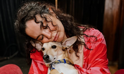 Aslı Bekiroğlu Tekrar Kameraların Karşısında... Köpeğiyle Poz Verdi!