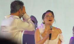 Göksel Konserindeki Beyaz Elbisesiyle Çok Beğenildi!