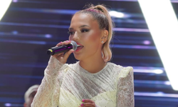 Demet Akalın Şık Elbisesiyle Kıbrıs'ta Sevenleriyle Buluştu