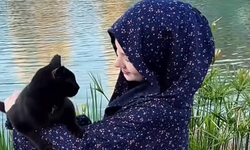 Sosyal Medya Fenomeni Fatma Soydaş Siyah Kediyle Poz Verdi... Siyah Kedi Uğursuz Mu Tartışmaları Başlattı...